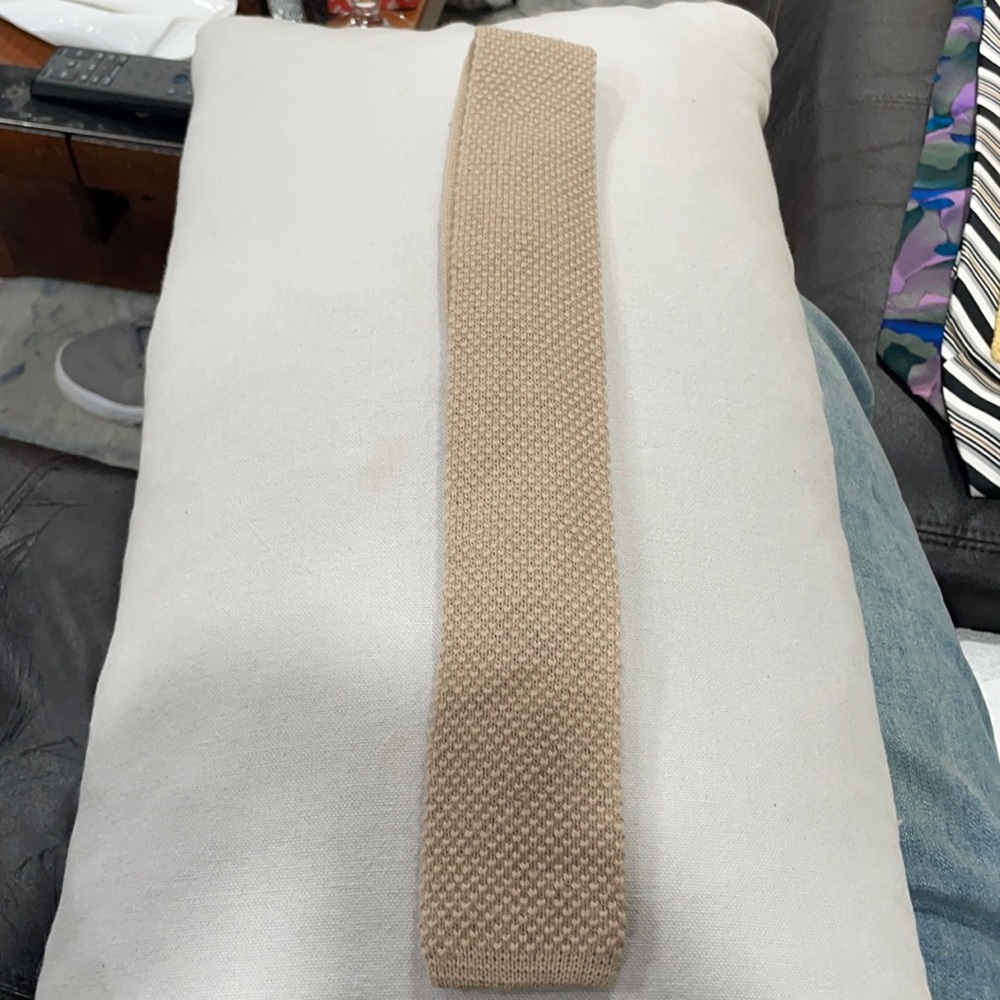 Squared sweater tie